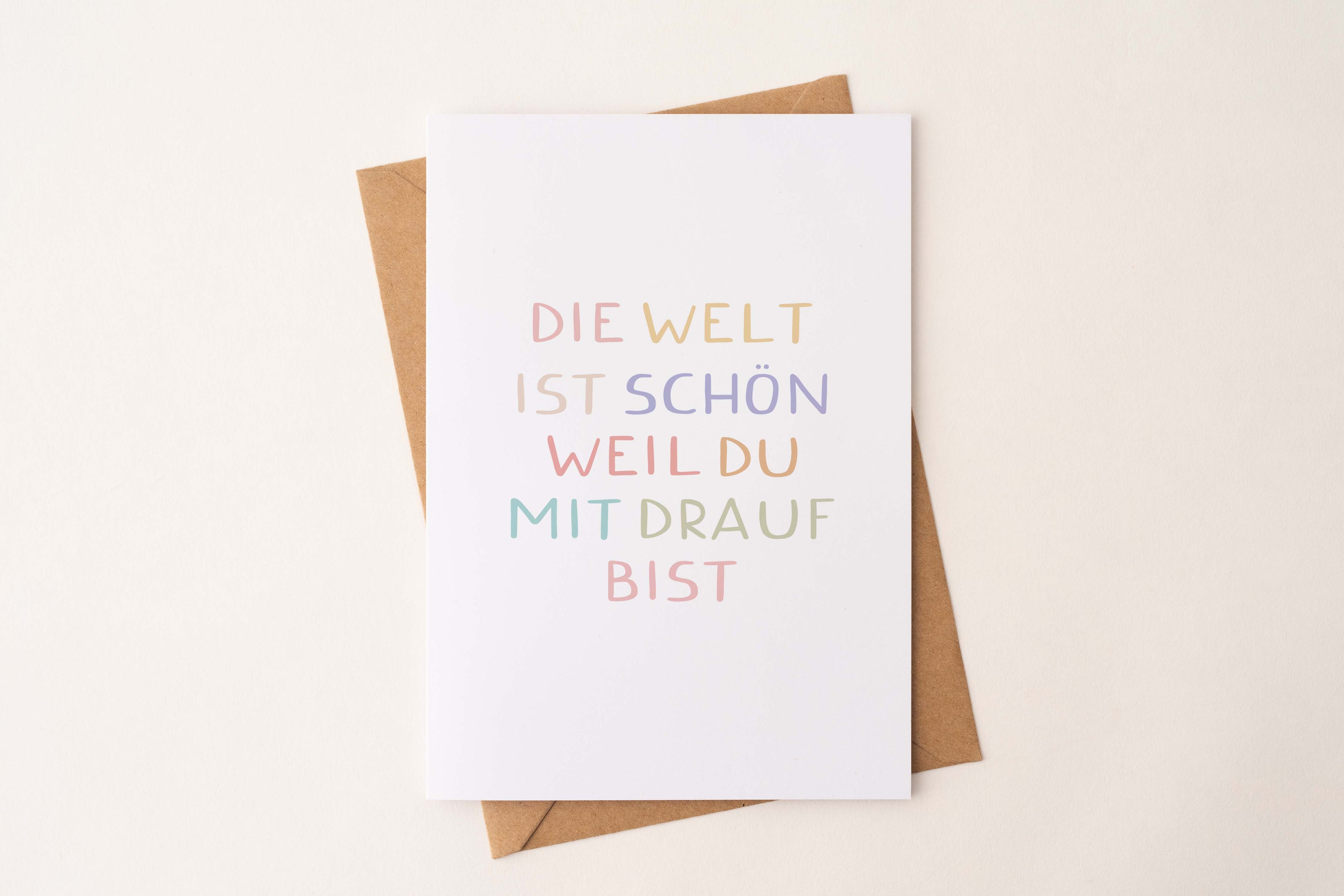 Postkarte "Die Welt ist schön, weil du mit drauf bist" DIN A6