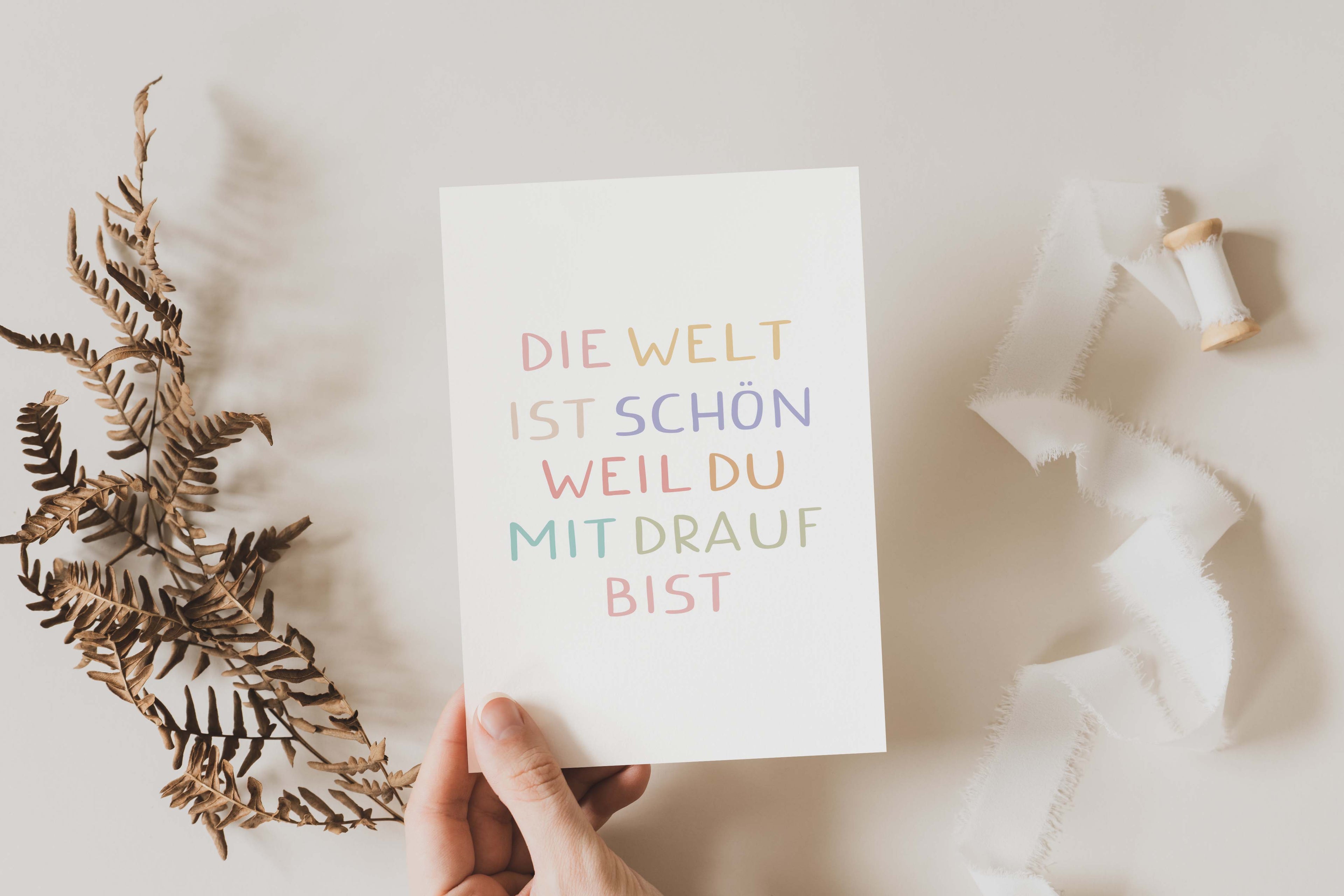 Postkarte "Die Welt ist schön, weil du mit drauf bist" DIN A6