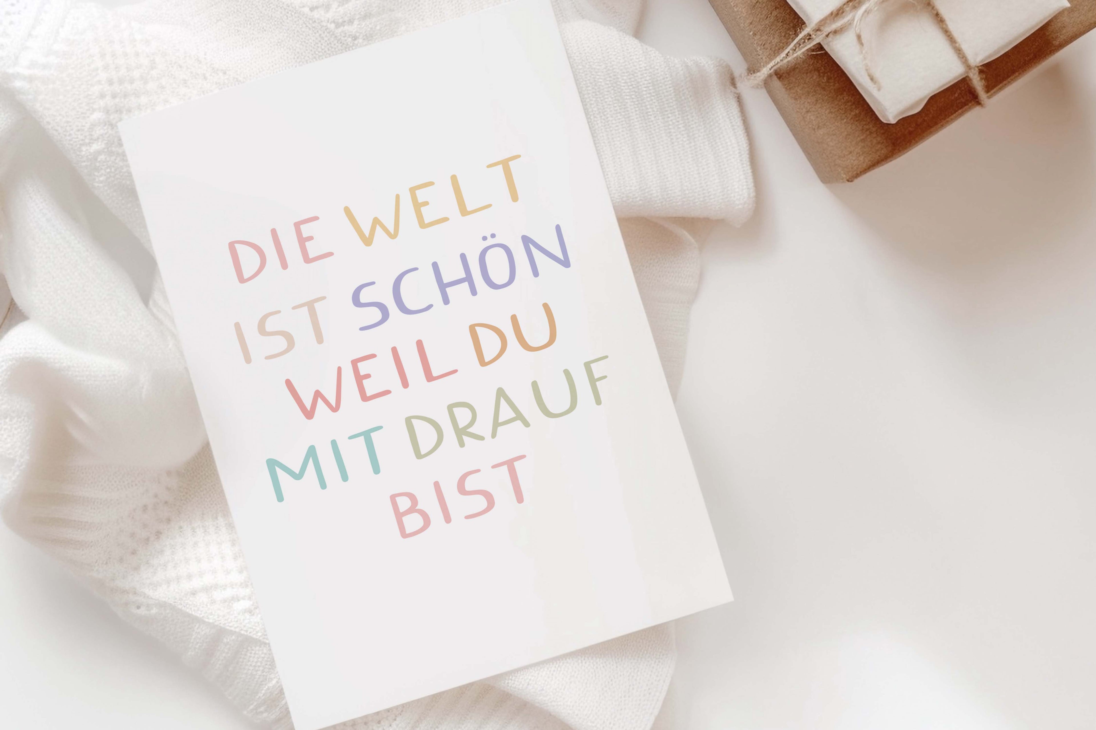 Postkarte "Die Welt ist schön, weil du mit drauf bist" DIN A6